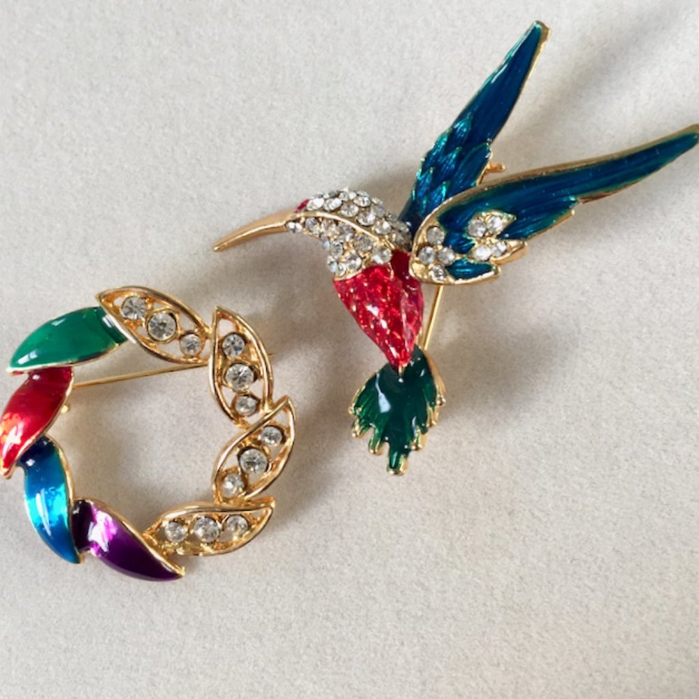 Lovely Vintage Hummingbird & Circle Rhinestone & Enamel Two Piece Pin Set